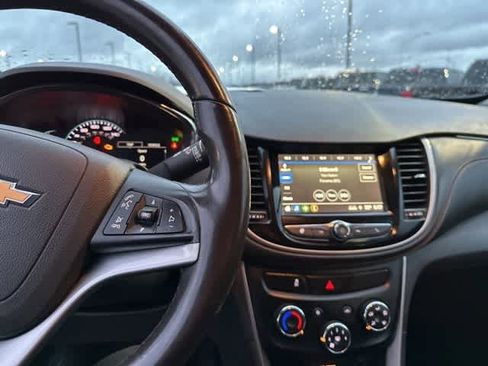 Used 2018 Chevrolet Trax LT w/ Sun & Sound Package image 10