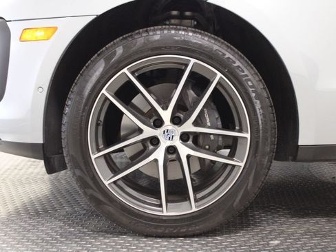 Certified 2025 Porsche Macan AWD/4WD image 19