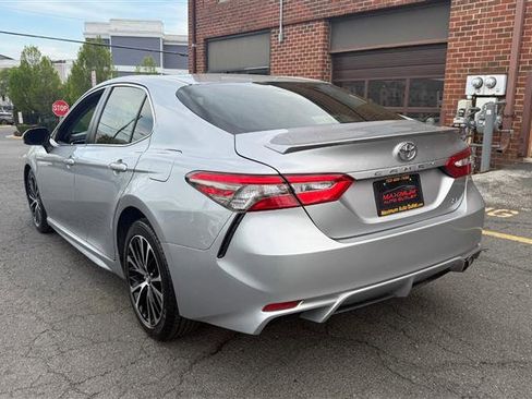 Used 2018 Toyota Camry SE image 18