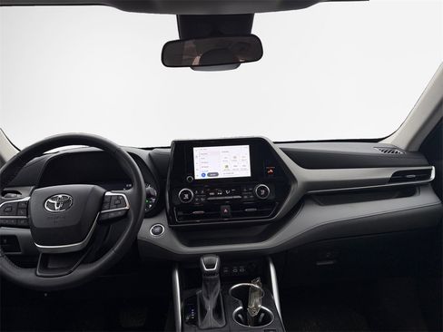Used 2023 Toyota Highlander LE image 21