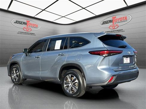 Certified 2023 Toyota Highlander XLE image 3