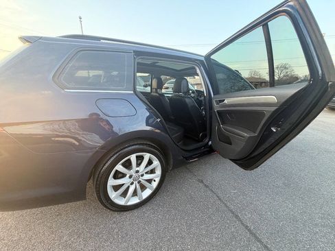 Used 2017 Volkswagen Golf SE image 40