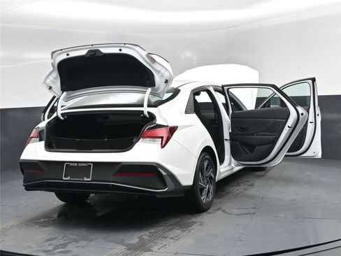Certified 2025 Hyundai Elantra Sport image 23