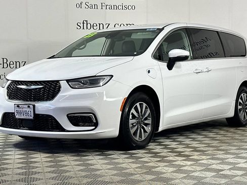 Used 2023 Chrysler Pacifica Touring-L FWD image 8