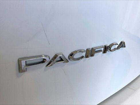 Used 2023 Chrysler Pacifica Touring-L FWD image 29