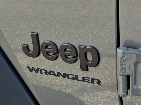 Used 2022 Jeep Wrangler Sport AWD/4WD image 28