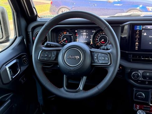 Used 2024 Jeep Wrangler Unlimited Rubicon AWD/4WD image 17
