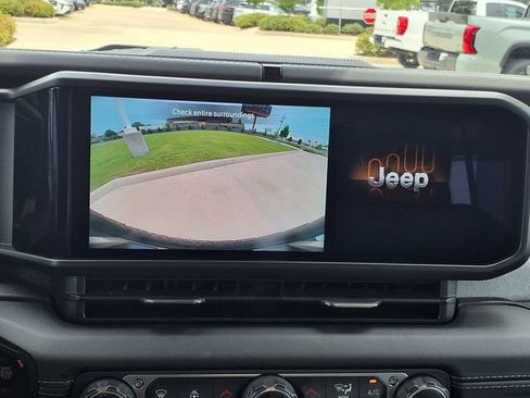 Used 2025 Jeep Wrangler Unlimited Sahara AWD/4WD image 27