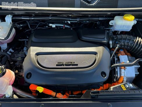 Used 2024 Chrysler Pacifica Select image 31