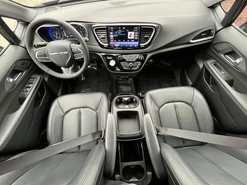 Used 2025 Chrysler Pacifica Select FWD image 21