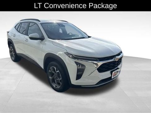 Used 2024 Chevrolet Trax LT w/ Driver Confidence Package FWD image 4