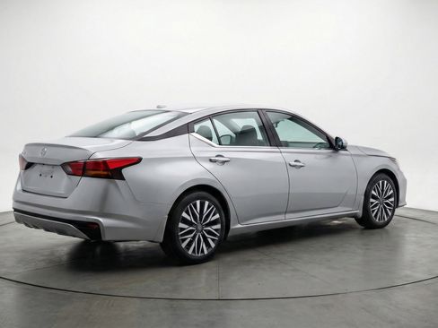 Used 2025 Nissan Altima 2.5 SV FWD image 9