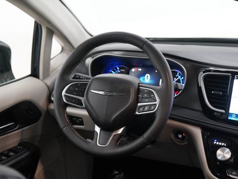 Used 2024 Chrysler Pacifica Limited FWD image 15