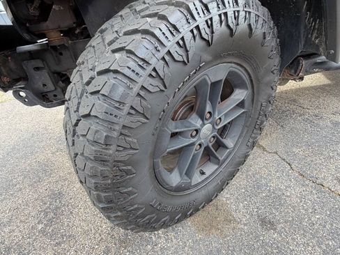 Used 2017 Jeep Wrangler Unlimited Sahara AWD/4WD image 12