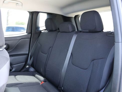 Used 2018 Jeep Renegade Altitude AWD/4WD image 13