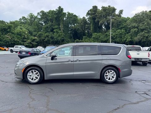 Used 2023 Chrysler Pacifica Touring-L FWD image 3