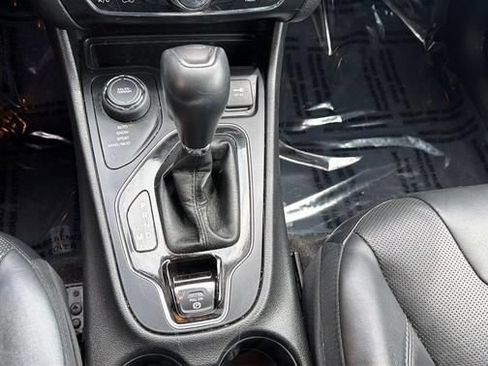 Used 2019 Jeep Cherokee Limited AWD/4WD image 16