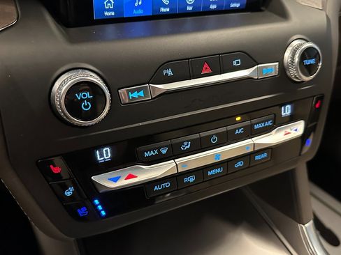 Used 2020 Ford Explorer Platinum w/ Premium Technology Package image 14