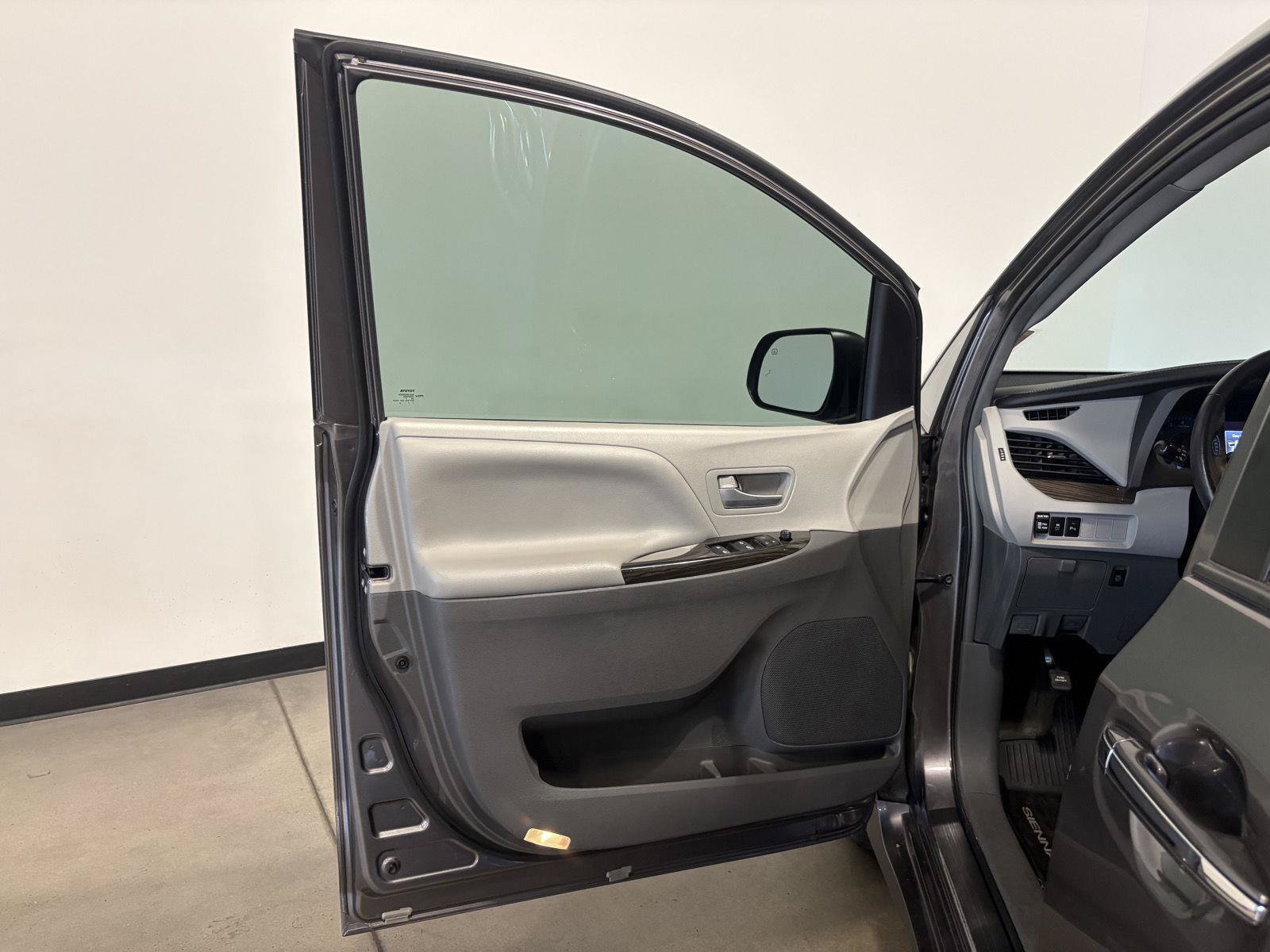 Used 2018 Toyota Sienna XLE Premium w/ Carpet Mat Package AWD/4WD image 10