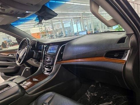 Used 2018 Cadillac Escalade ESV Luxury AWD/4WD image 8
