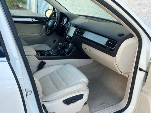 Used 2012 Volkswagen Touareg TDI AWD/4WD image 10