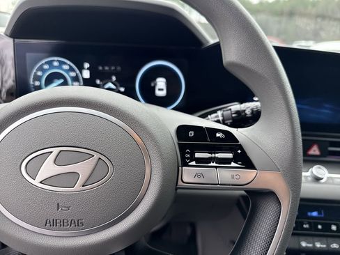 Used 2024 Hyundai Elantra SEL image 25