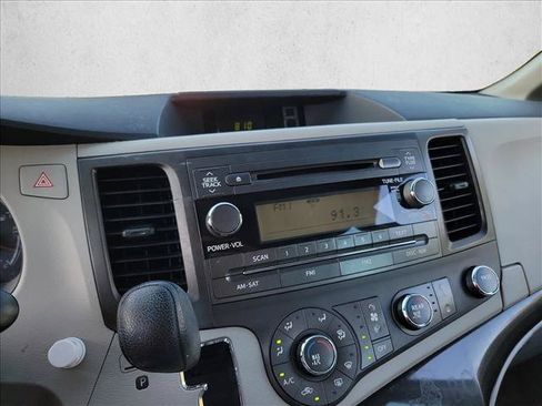 Used 2014 Toyota Sienna L FWD image 20