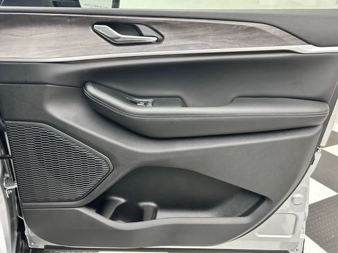 New 2025 Jeep Grand Cherokee L Limited image 18