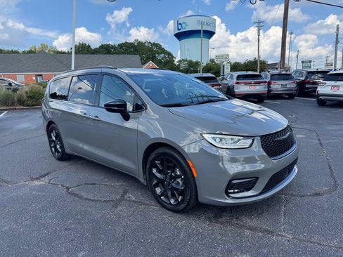Used 2025 Chrysler Pacifica Limited FWD image 4