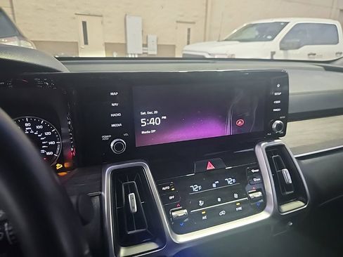 Used 2022 Kia Sorento EX image 18
