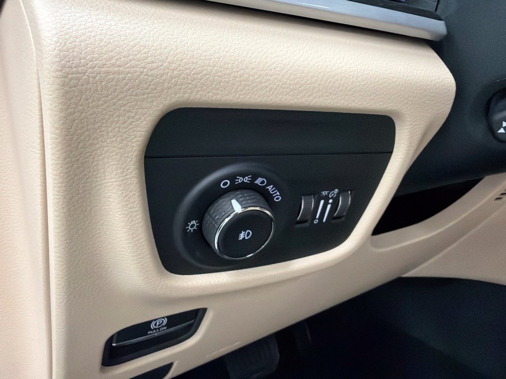 New 2026 Jeep Grand Cherokee Limited w/ Luxury Tech Group II AWD/4WD image 17