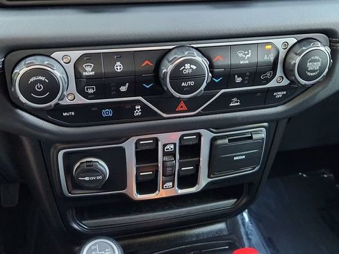 Used 2025 Jeep Wrangler Unlimited Sahara AWD/4WD image 41