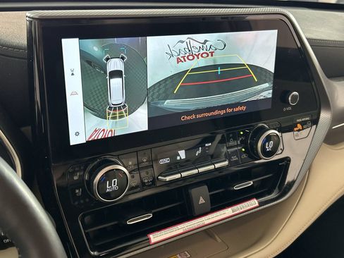 Used 2024 Toyota Highlander Platinum FWD image 19
