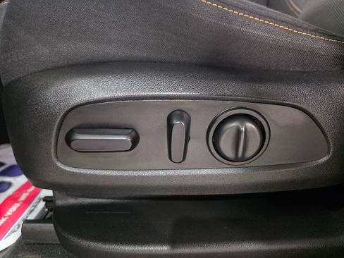 Used 2021 Chevrolet Traverse LT image 19