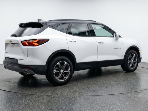 Used 2025 Chevrolet Blazer LT FWD image 9