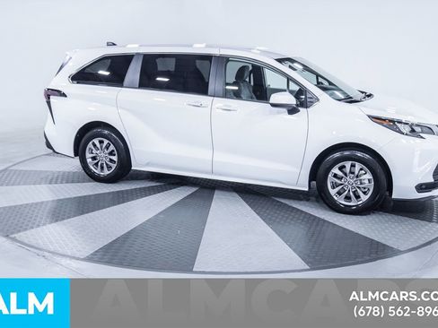 Used 2026 Toyota Sienna LE FWD image 13