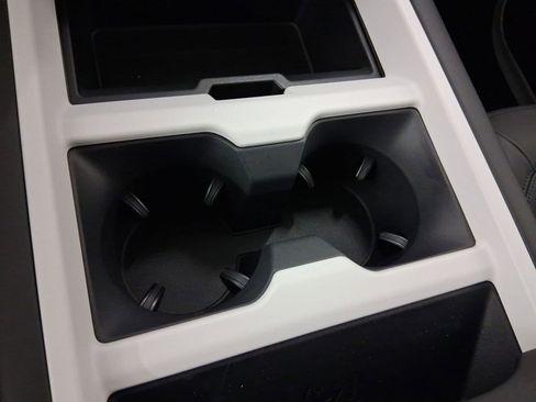 New 2026 Land Rover Defender 130 X-Dynamic SE image 24