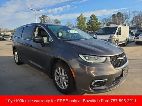 Used 2023 Chrysler Pacifica Touring-L image 2