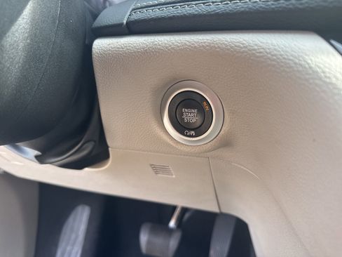 Used 2024 Chrysler Pacifica Limited FWD image 31