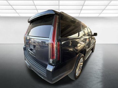Used 2018 Cadillac Escalade Luxury RWD image 2