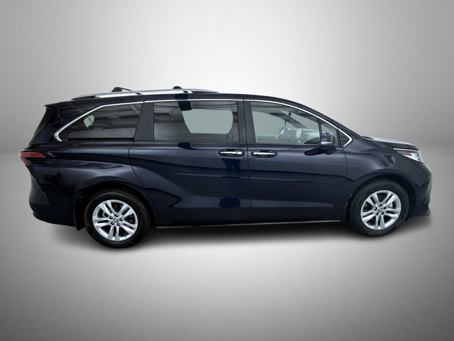 Used 2025 Toyota Sienna Limited AWD/4WD image 4