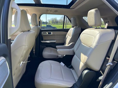Used 2022 Ford Explorer XLT w/ Equipment Group 202A image 7