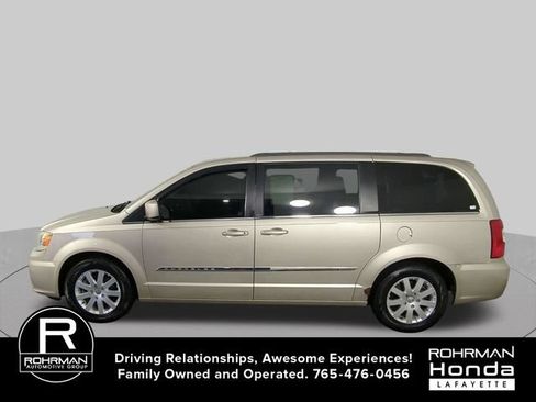Used 2013 Chrysler Town & Country Touring FWD image 5