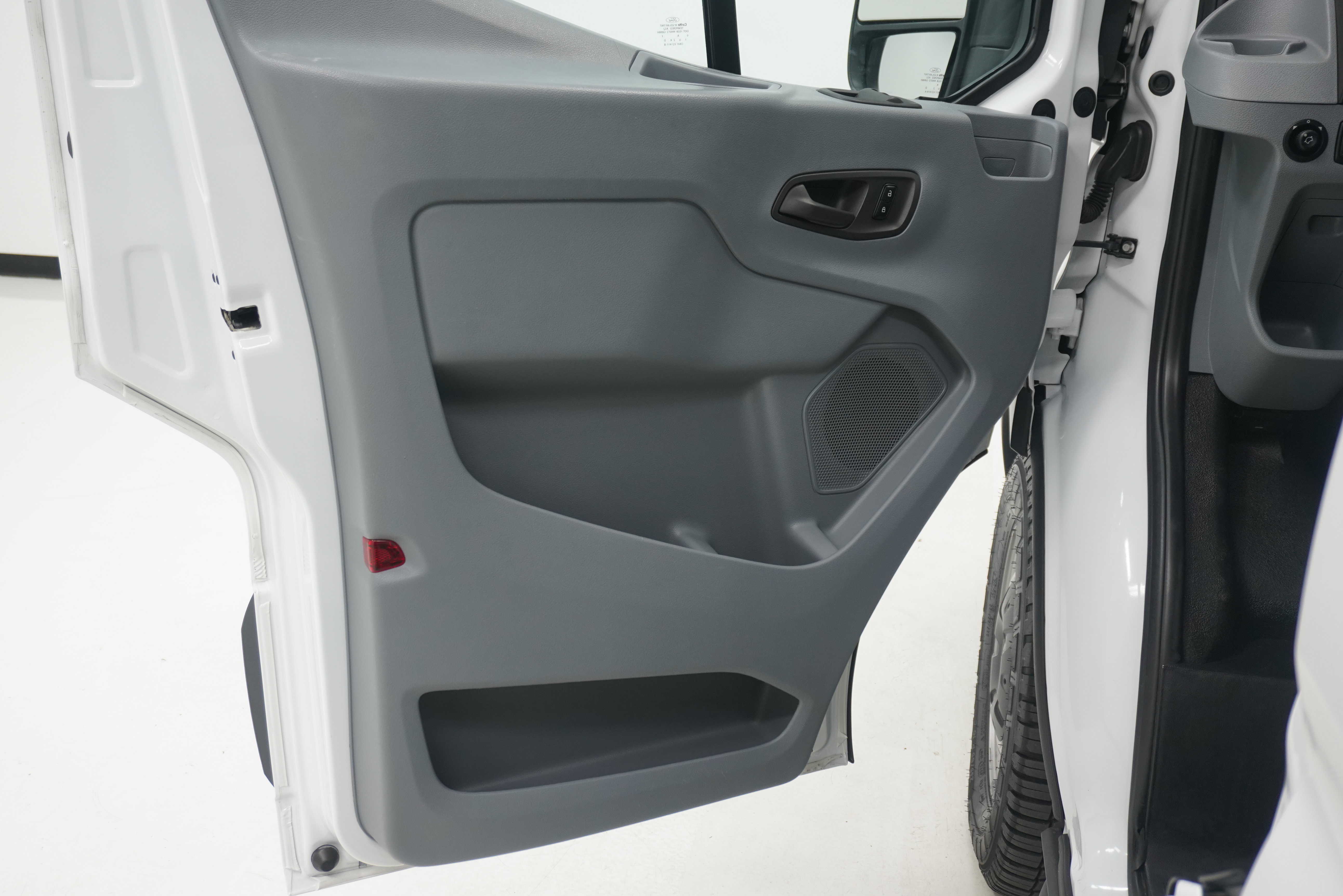 Used 2017 Ford Transit 150 XL RWD image 11