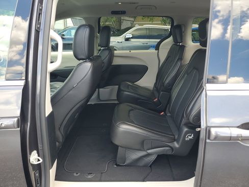 Used 2023 Chrysler Pacifica Touring-L FWD image 23
