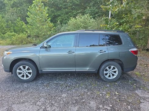 Used 2013 Toyota Highlander Plus AWD/4WD image 4