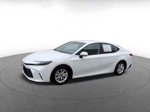 Used 2025 Toyota Camry LE image 7