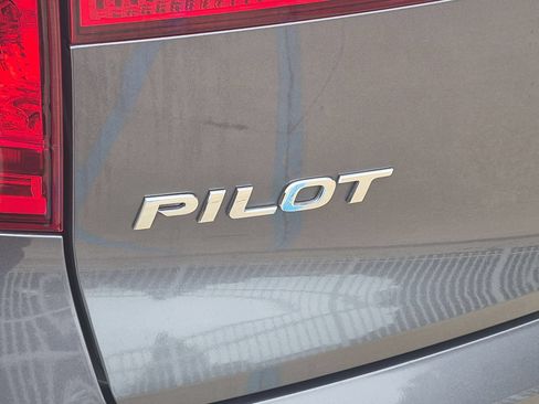 Used 2016 Honda Pilot Touring image 32