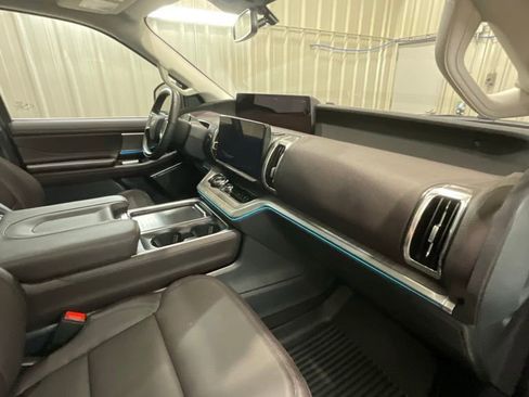 Used 2025 Ford Expedition Platinum w/ Platinum Ultimate Package AWD/4WD image 16