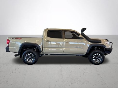 Used 2017 Toyota Tacoma TRD Off-Road w/ Premium & Technology Package AWD/4WD image 6